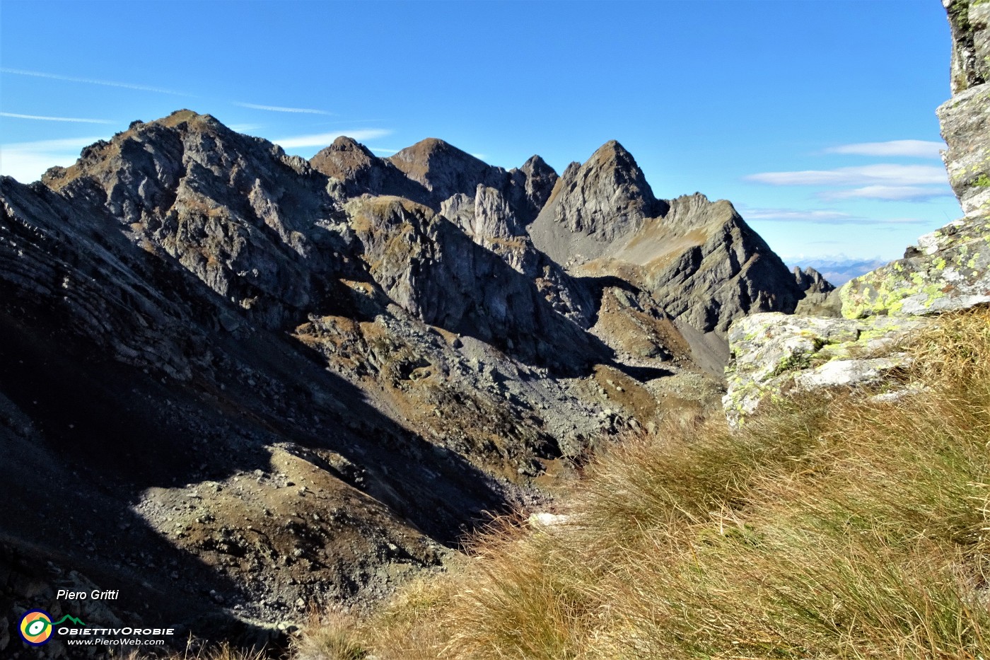 57 Dalla cresta di salita vista da sx su Giarolo, Paradiso, Quota 2500, Falso Trona, Trona.JPG -                                